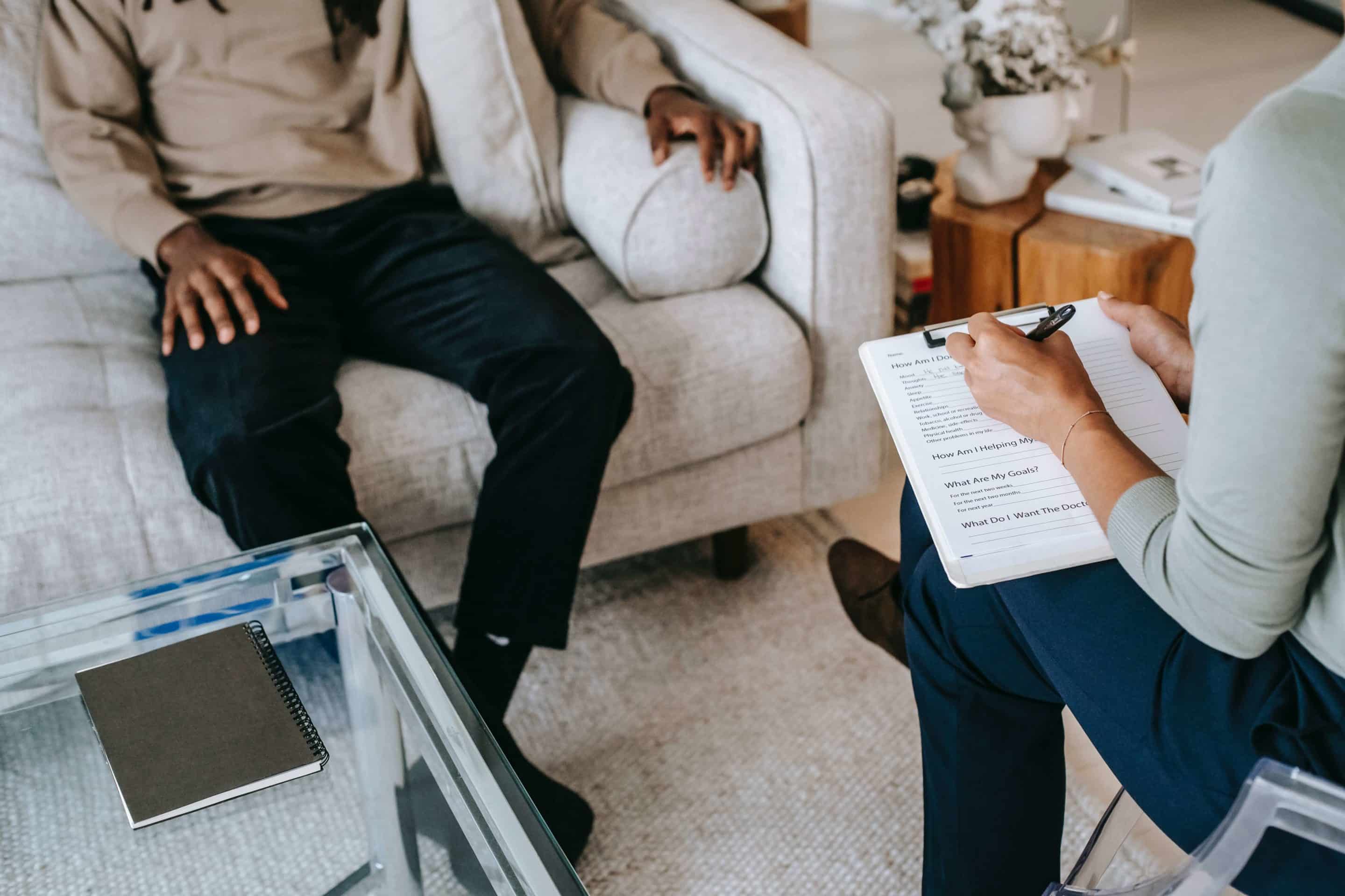 Photo de 2 personnes assises illustrant le déroulement d'une séance de coaching de vie pratiquée par Rosemarie Akerib en ligne