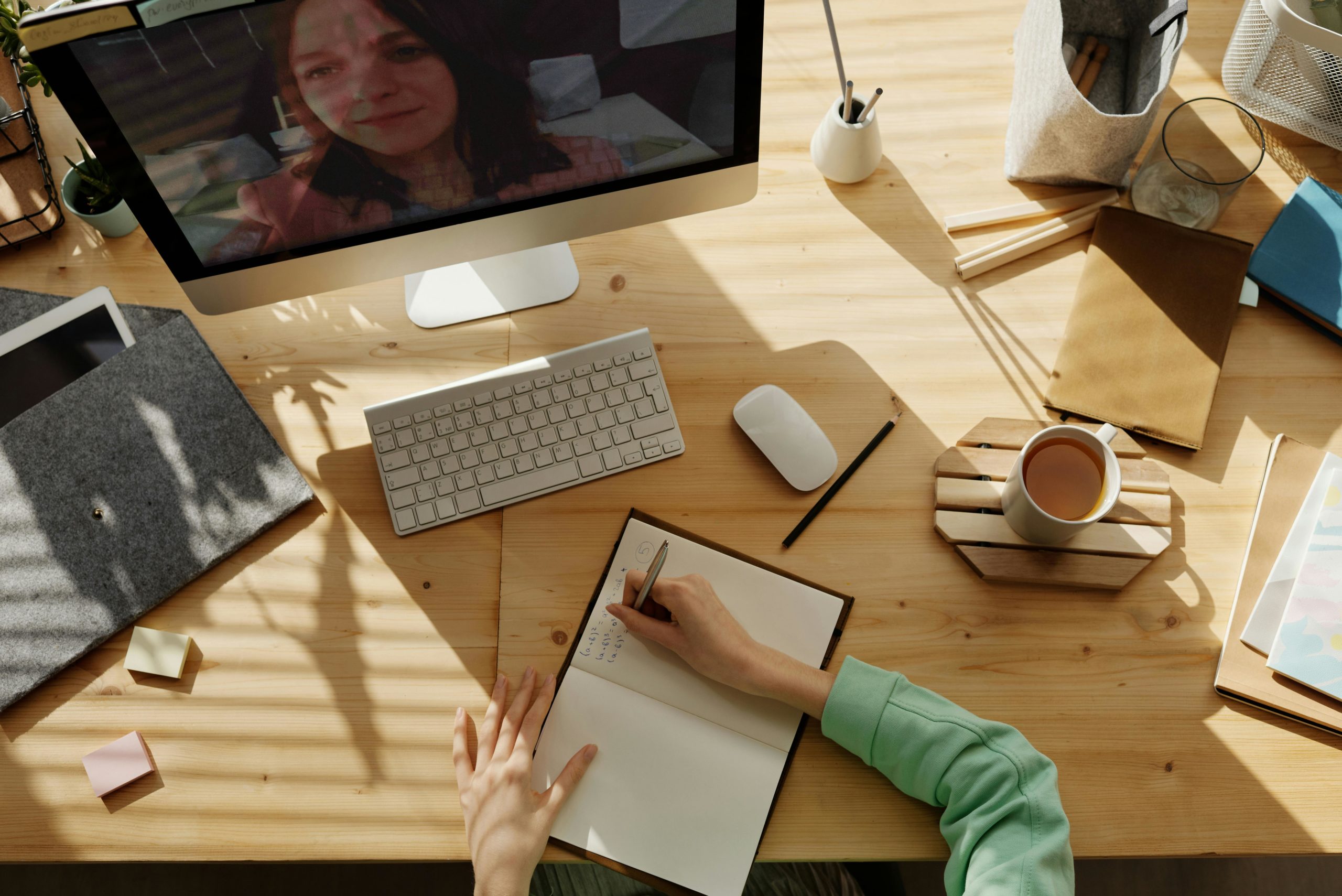 Photo d'un bureau avec visioconference pour illustrer un travail de coaching