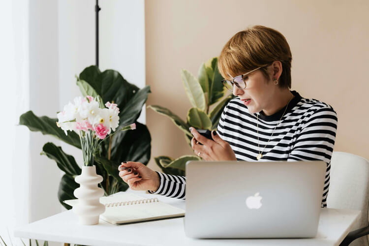 photo d'une femme devant son ordinateur qui illustre une responsable d'entreprise qui a une séance d'accompagnement individuel